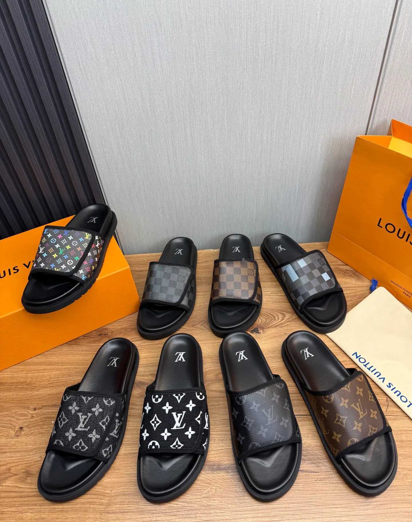 Men's shoes 💰340💰 ▪️LV's popular Little Red Book popular slippers hot sale: 1 shipment✅ Super textured and comfortable slippers, original TPU outsole. Authentic counter box drawer box packaging 🎁Size 38-45